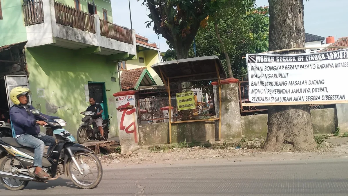 Proyek normalisasi drainase di wilayah Desa Rancaekekwetan, Kecamatan Rancaekek, Kabupaten Bandung dinilai mangkrak dan belum ada penyelesaian. (Yanuar/Jabar Ekspres)