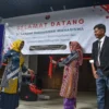 Perwakilan Tim PKM Prodi Pendidikan Seni Sekolah Pascasarjana UPI Juju Masunah (tengah) menggunting pita didampingi dosen pengampu Ayo Sunaryo (kanan) dan Reni Haerani (kiri) pada acara bazar wirausaha mahasiswa dalam rangka ujian Pendidikan Seni Sekolah Pascasarjana Universitas Pendidikan Indonesia di Amphitheater UPI, Kota Bandung, Rabu (11/6). Foto: Dimas Rachmatsyah / Jabar Ekspres