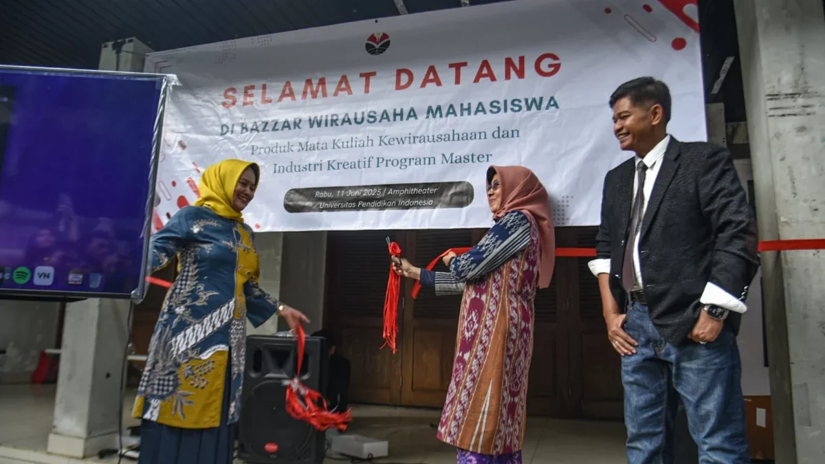 Lewat Pagelaran Industri Seni Kreatif, Ujian Mahasiswa Pascasarjana UPI Digelar dengan Cara Berbeda Perwakilan Tim PKM Prodi Pendidikan Seni Sekolah Pascasarjana UPI Juju Masunah (tengah) menggunting pita didampingi dosen pengampu Ayo Sunaryo (kanan) dan Reni Haerani (kiri) pada acara bazar wirausaha mahasiswa dalam rangka ujian Pendidikan Seni Sekolah Pascasarjana Universitas Pendidikan Indonesia di Amphitheater UPI, Kota Bandung, Rabu (11/6). Foto: Dimas Rachmatsyah / Jabar Ekspres
