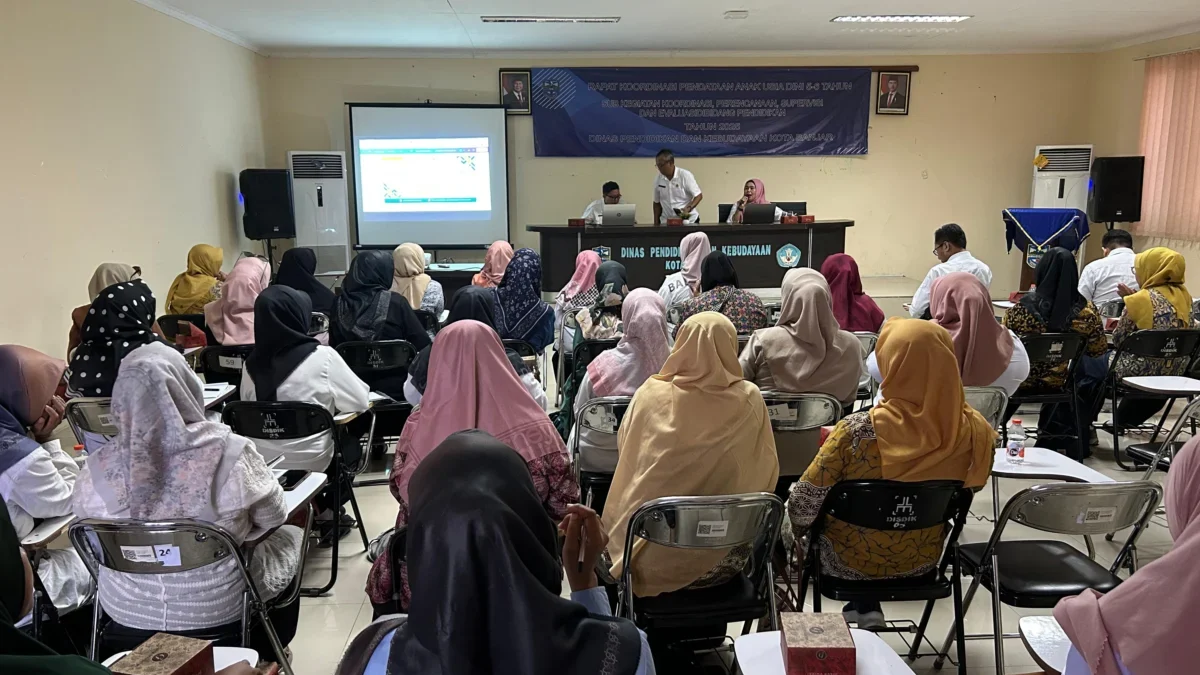 Rapat verifikasi data anak putus sekolah dilaksanakan Dinas Pendidikan dan Kebudayaan Kota Banjar bersama camat, kepala desa, lurah, dan Ketua IGTKI, Himpaudi, Bunda Paud, Rabu (11/6/2025). (Cecep Herdi/Jabar Ekspres)