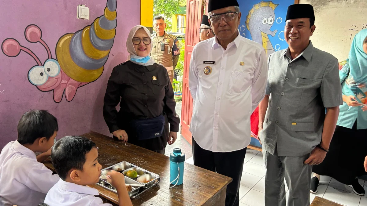 Dapur Sehat Kapten Jamhur Kerahkan Lima Mantan Chef Penuhi Makanan Bergizi Gratis di 11 Sekolah Dr Hj Irma D Bastaman bersama walikota Banjar dan Plt Ketua DPRD Banjar meninjau penyaluran makanan bergizi gratis (MBG) di SDN 4 Mekarsari Kota Banjar, Selasa (10/6/2025). (Cecep Herdi/Jabar Ekspres)