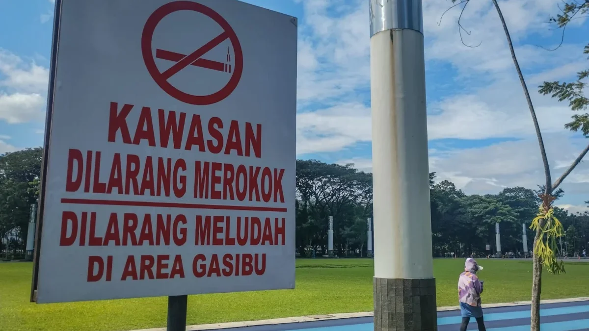 Ilustrasi: Seorang warga berolahraga di kawasan tanpa merokok di lapangan Gasibu, Kota Bandung, Rabu (11/6). Foto: Dimas Rachmatsyah / Jabar Ekspres