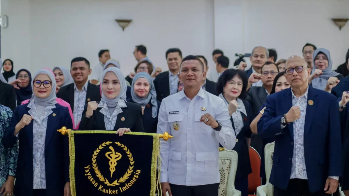 Wakil Wali Kota Bogor, Jenal Mutaqin (Kedua Kanan) bersama jajaran Yayasan Kanker Indonesia. (Yudha Prananda / Istimewa)