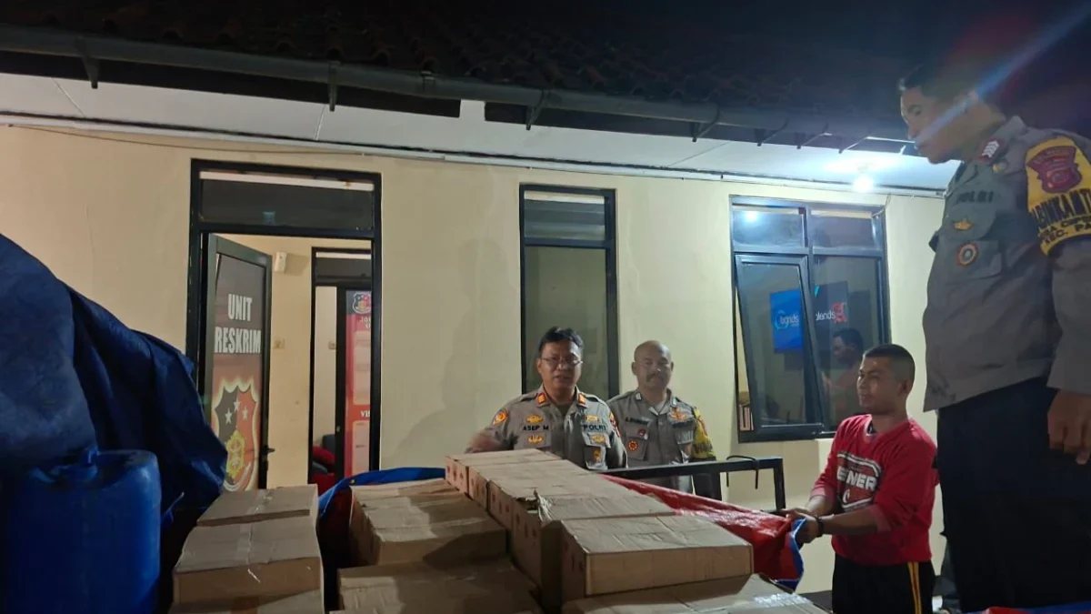 Gagal Edar! Mobil Pick-Up Ini Disetop di Pacet, Tuak dan Ciu Disita Polisi Polsek Pacet Amankan 656 Botol Miras Ilegal dan 30 Liter Tuak Siap Edar Saat Patroli Rutin di Pacet, Kabupaten Bandung, Selasa (10/6). Foto Istimewa