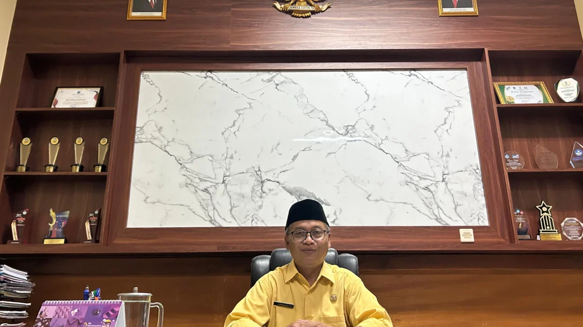 Tahun Ajaran Baru 2025, Kota Banjar Siap Luncurkan Lima Hari Sekolah dalam Sepekan Kepala Dinas Pendidikan dan Kebudayaan Kota Banjar H Kaswad saat ditemui di ruang kerjanya belum lama ini. Ia menegaskan, lima hari sekolah (Senin-Jumat) siap diluncurkan mulai tahun ajaran baru Juli 2025. (Cecep Herdi/Jabar Ekspres)