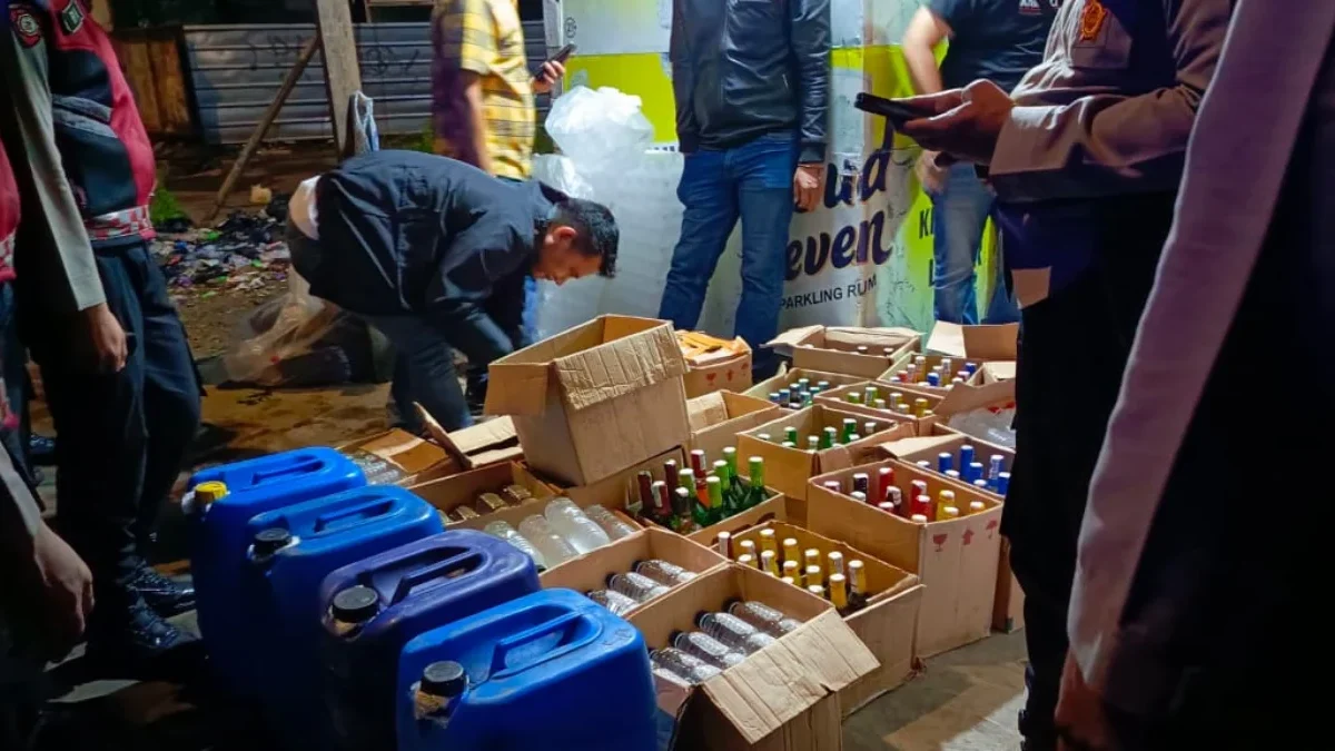 Toko Miras Disisir, Ribuan Botol Ilegal Diamankan Polrestabes Bandung! Ist. Satnarkoba Polrestabes Bandung saat lakukan razia terhadap ribuan botol miras tanpa izin di beberapa wilayah di Kota Bandung. Istimewa.