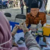 Seorang lansia menjalani pemeriksaan kesehatan pada peringatan Hari Lanjut Usia Nasional ke-29 di Kantor Dinas Sosial, Kota Bandung, Kamis (12/6). Foto: Dimas Rachmatsyah / Jabar Ekspres
