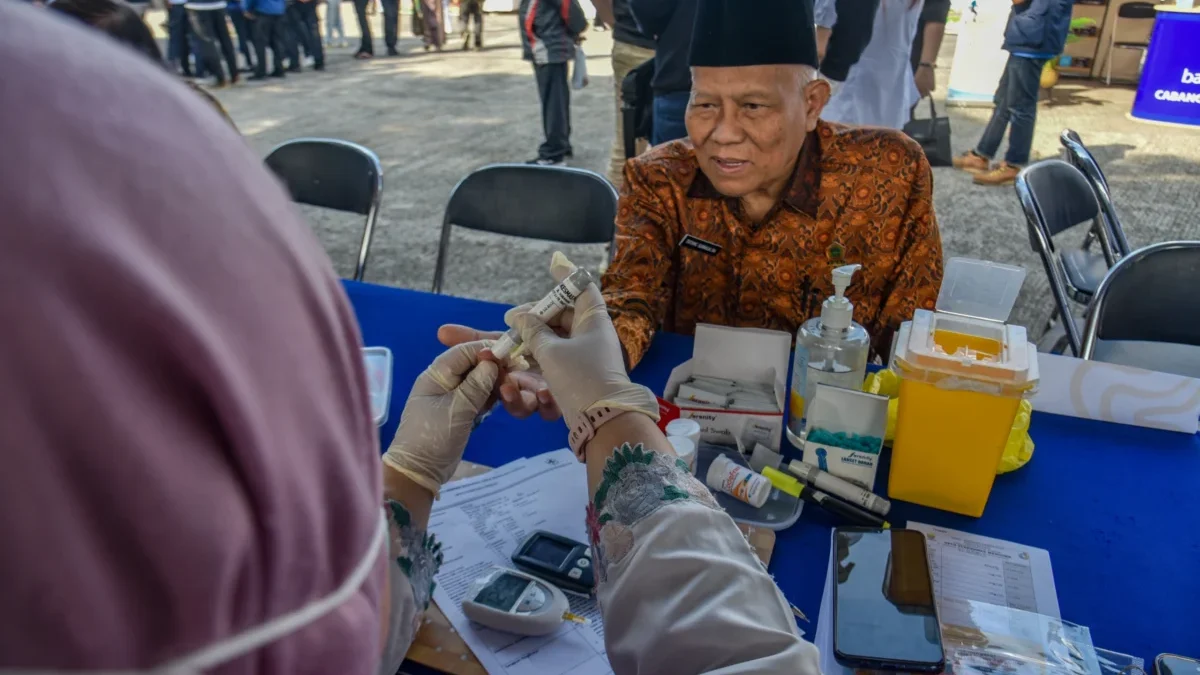 Seorang lansia menjalani pemeriksaan kesehatan pada peringatan Hari Lanjut Usia Nasional ke-29 di Kantor Dinas Sosial, Kota Bandung, Kamis (12/6). Foto: Dimas Rachmatsyah / Jabar Ekspres
