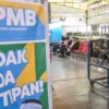 Siswa melakukan pendaftaran secara manual saat Seleksi Penerimaan Murid Baru (SPMB) di SMKN 8, Kota Bandung, Kamis (12/6). Foto: Dimas Rachmatsyah / Jabar EkspresSiswa melakukan pendaftaran secara manual saat Seleksi Penerimaan Murid Baru (SPMB) di SMKN 8, Kota Bandung, Kamis (12/6). Foto: Dimas Rachmatsyah / Jabar Ekspres