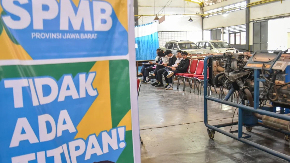 Kelanjutan Kasus Dugaan Jual Beli Kursi di SMP, Wali Kota Bandung Bakal Menghadap ke Kementerian Pendidikan Siswa melakukan pendaftaran secara manual saat Seleksi Penerimaan Murid Baru (SPMB) di SMKN 8, Kota Bandung, Kamis (12/6). Foto: Dimas Rachmatsyah / Jabar EkspresSiswa melakukan pendaftaran secara manual saat Seleksi Penerimaan Murid Baru (SPMB) di SMKN 8, Kota Bandung, Kamis (12/6). Foto: Dimas Rachmatsyah / Jabar Ekspres