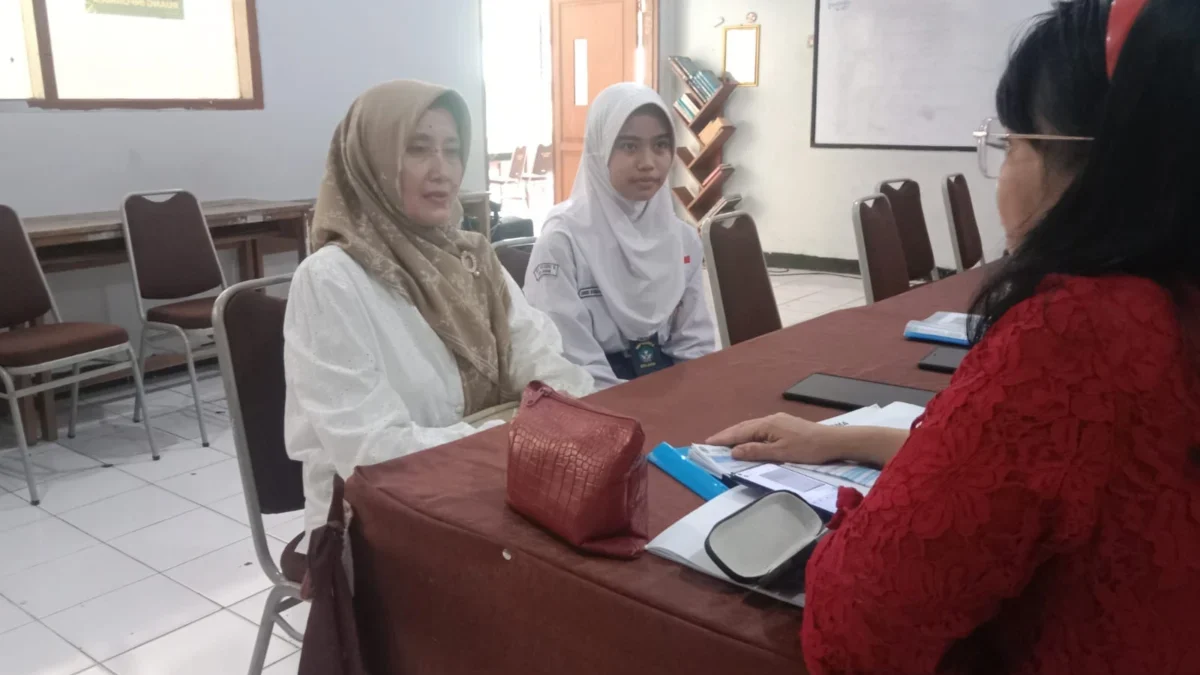 Jalur Domisili Diserbu! SMAN 2 Cimahi Jadi Rebutan Meski Rumah Tak Dekat Salah Seorang Orang Tua Siswa Yang Konsultasi Langsung ke SMAN 2 Cimahi Terkait SPMB (mong)