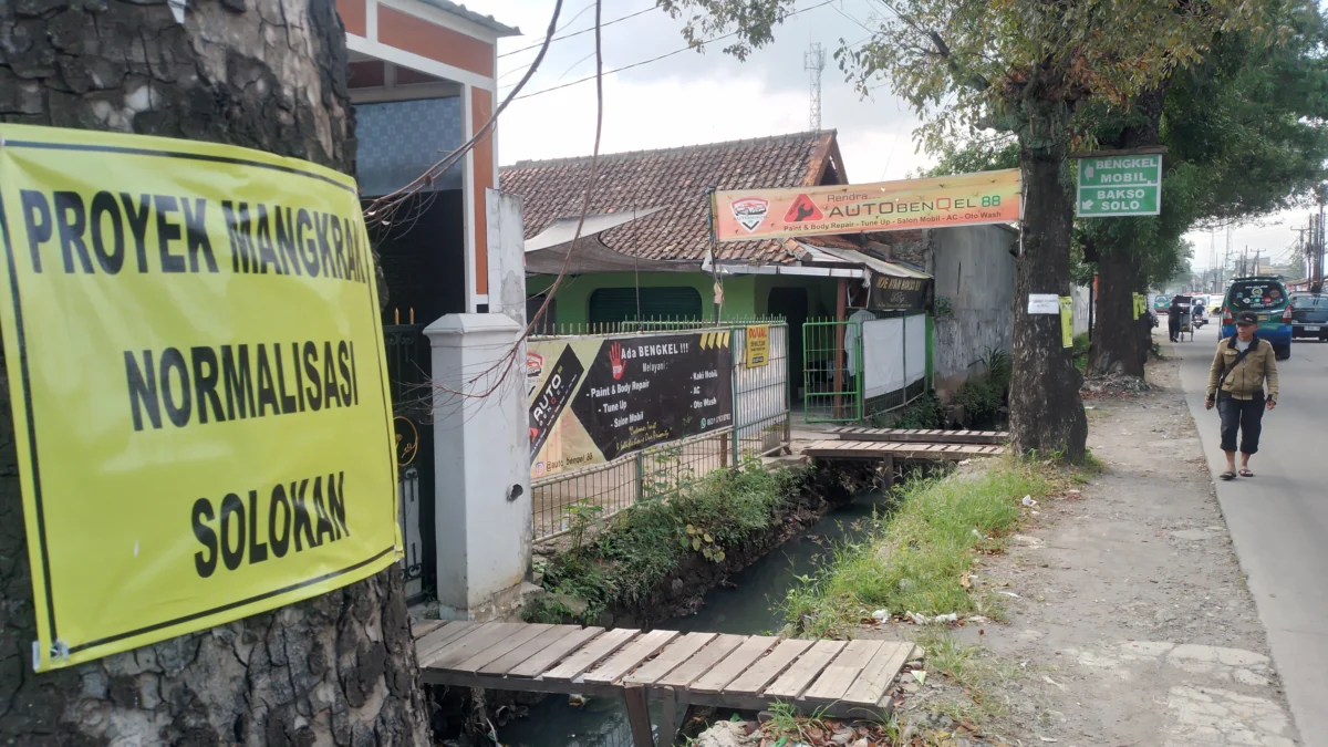 Proyek normalisasi drainase oleh DPUTR di wilayah Desa Rancaekekwetan, Kecamatan Rancaekek, Kabupaten Bandung mangkrak bahkan tak ada papan informasi dan tidak ada aktivitas pekerja. (Yanuar/Jabar Ekspres)