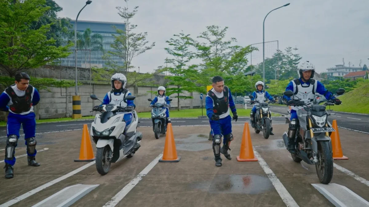 DAM Siapkan Putra Putri Terbaik Jawa Barat untuk Astra Honda Safety Riding Competition 2025 Activity dari siswa/i SMA Pasundan 2 Bandung pada acara PCX School Day Out.