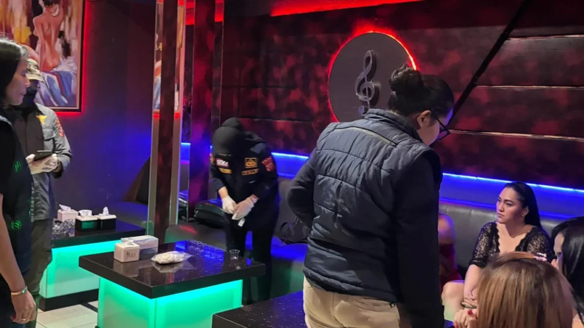 Ist. Tim Gabungan Polda Jabar saat gelaran razia peredaran narkoba di beberapa tempat hiburan malam di wilayah Kota Bandung. Kamis (12/6) malam.