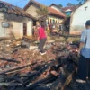 Bangunan yang hangus diratakan si jago merah di Dusun Cikadaton RT01 RW02, Desa Cikahuripan, Kecamatan Cimanggung, Kabupaten Sumedang.
