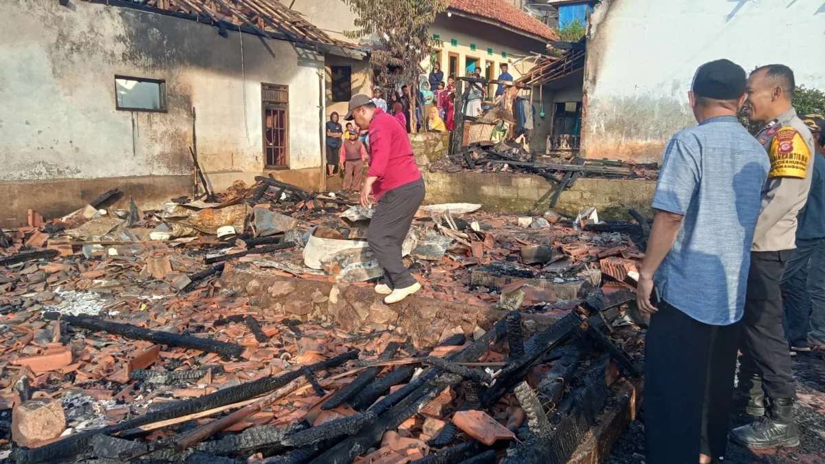 Si Jago Merah Mengamuk di Cimanggung Sumedang, Lahap 3 Rumah dan Memakan 1 Korban Jiwa Bangunan yang hangus diratakan si jago merah di Dusun Cikadaton RT01 RW02, Desa Cikahuripan, Kecamatan Cimanggung, Kabupaten Sumedang.