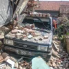 Ilustrasi: Bencana gempa yang merusak bangunan rumah beberapa waktu lalu. Foto: Dimas Rachmatsyah / Jabar Ekspres