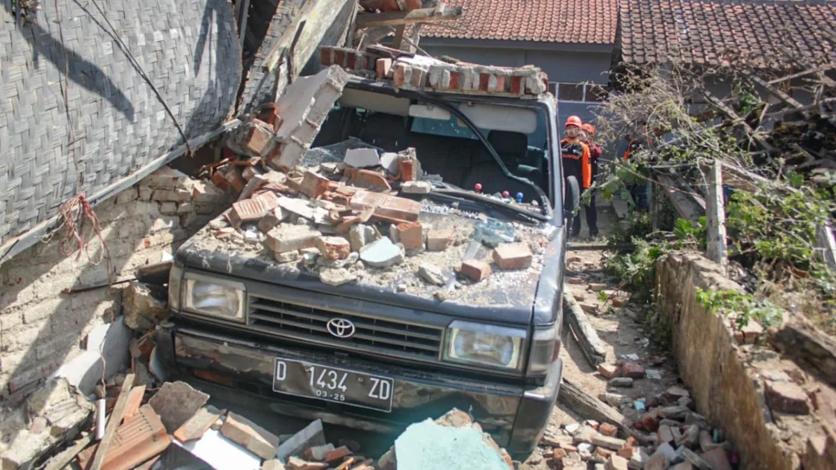 Waspada Ancaman Gempa Bumi Besar di Bandung, BMKG Serukan Kesiapsiagaan Warga Ilustrasi: Bencana gempa yang merusak bangunan rumah beberapa waktu lalu. Foto: Dimas Rachmatsyah / Jabar Ekspres