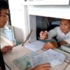 Salah satu warga Kota Banjar tengah mengurus pelayanan administrasi kependudukan di Disdukcapil Kota Banjar. (Cecep Herdi/Jabar Ekspres)