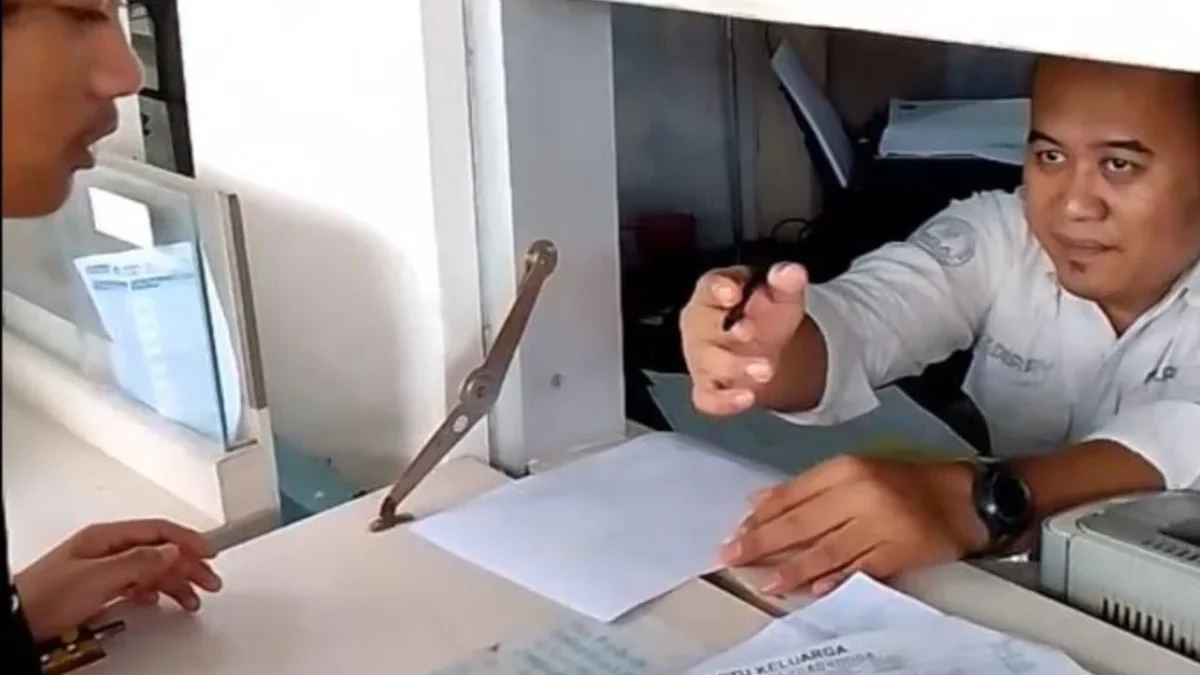 Salah satu warga Kota Banjar tengah mengurus pelayanan administrasi kependudukan di Disdukcapil Kota Banjar. (Cecep Herdi/Jabar Ekspres)