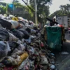 Petugas membuang sampah di tumpukan sampah yang menjulang di Tempat Penampungan Sementara (TPS) Gunung Batu di Kelurahan Sukaraja, Kecamatan Cicendo, Kota Bandung, Jumat (13/6). Foto: Dimas Rachmatsyah / Jabar Ekspres