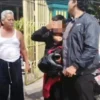 Terduga pelaku pencuri uang dalam kotak amal di Kota Banjar diamankan anggota Polres Banjar, Jumat (13/6/2025). Aksi pelaku berhasil digagalkan ketua DKM Masjid Assaiidiyyah, Kota Banjar. (Cecep Herdi/Jabar Ekspres)