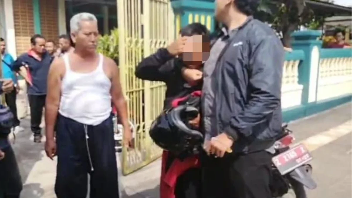 Pencuri Kotak Amal Masjid Dibekuk Saat Beraksi di Banjar Terduga pelaku pencuri uang dalam kotak amal di Kota Banjar diamankan anggota Polres Banjar, Jumat (13/6/2025). Aksi pelaku berhasil digagalkan ketua DKM Masjid Assaiidiyyah, Kota Banjar. (Cecep Herdi/Jabar Ekspres)