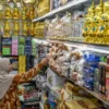 Pedagang menyiapkan pesanan oleh-oleh haji dan umrah di Pasar Baru Trade Center, Kota Bandung, Jumat (13/6). Foto: Dimas Rachmatsyah / Jabar Ekspres