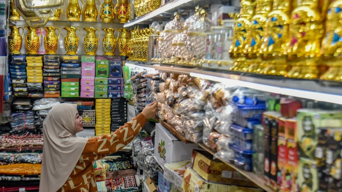 Penjualan Oleh-oleh Haji di Pasar Baru Merosot, Pedagang: Sekarang Orang Lebih Pilih Online Pedagang menyiapkan pesanan oleh-oleh haji dan umrah di Pasar Baru Trade Center, Kota Bandung, Jumat (13/6). Foto: Dimas Rachmatsyah / Jabar Ekspres