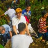 Wali Kota Bogor, Dedie A. Rachim bersama warga di Kelurahan Rancamaya, Kecamatan Bogor Selatan, melakukan aksi bebersih lingkungan, Minggu (15/6). (Yudha Prananda / Jabar Ekspres)