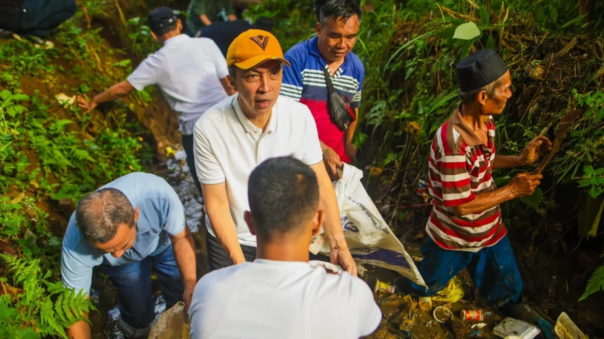 Deudeuh Ka Lembur, Dorong Kepekaan Warga Kota Bogor Terhadap Lingkungan Wali Kota Bogor, Dedie A. Rachim bersama warga di Kelurahan Rancamaya, Kecamatan Bogor Selatan, melakukan aksi bebersih lingkungan, Minggu (15/6). (Yudha Prananda / Jabar Ekspres)