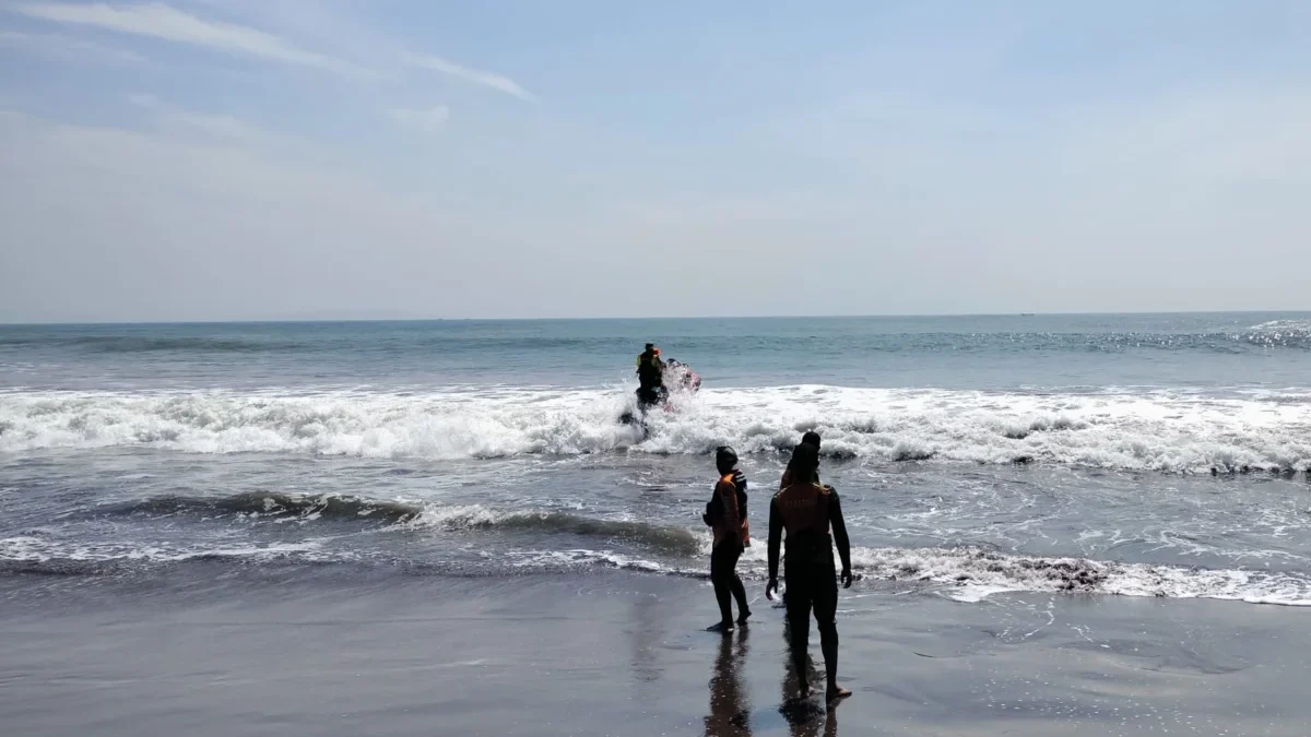 Dua Hari Hilang, Remaja Terseret Arus di Pantai Pangandaran Ditemukan Tak Bernyawa Proses pencarian korban terseret arus di Pantai Barat Pangandaran, Kabupaten Pangandaran. (Basarnas Kantor SAR Bandung for Jabar Ekspres)