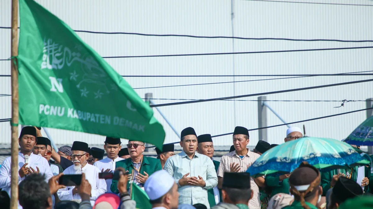 Istighosah Bersama Warga, Taj Yasin Sebut Akan Tambah Tanggul Laut Menjadi 20 KM Istighosah Bersama Warga, Taj Yasin Sebut Akan Tambah Tanggul Laut Menjadi 20 KM