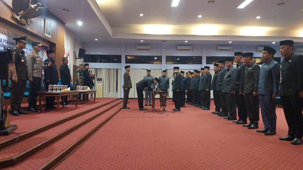 Bupati Ciamis Herdiat melantik 18 eselon dengan posisi yang baru, Minggu (15/6/2025) malam. Tersisa enam Jabatan Pimpinan Tinggi Pratama (JPTP) yang masih kosong. (Istimewa)