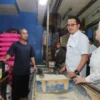 Wakil Wali Kota Cimahi, Adhitia Yudhistira saat Meninjau Pasar Tradisional Cimahi. (Mong / Jabar Ekspres)