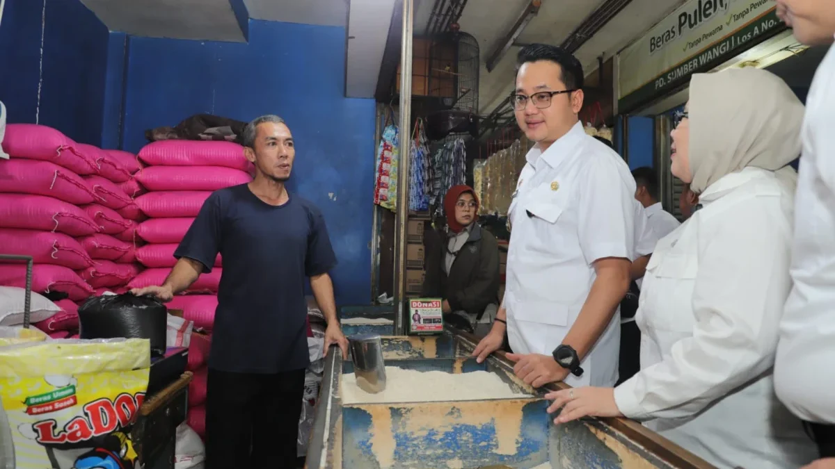 Wakil Wali Kota Cimahi, Adhitia Yudhistira saat Meninjau Pasar Tradisional Cimahi. (Mong / Jabar Ekspres)
