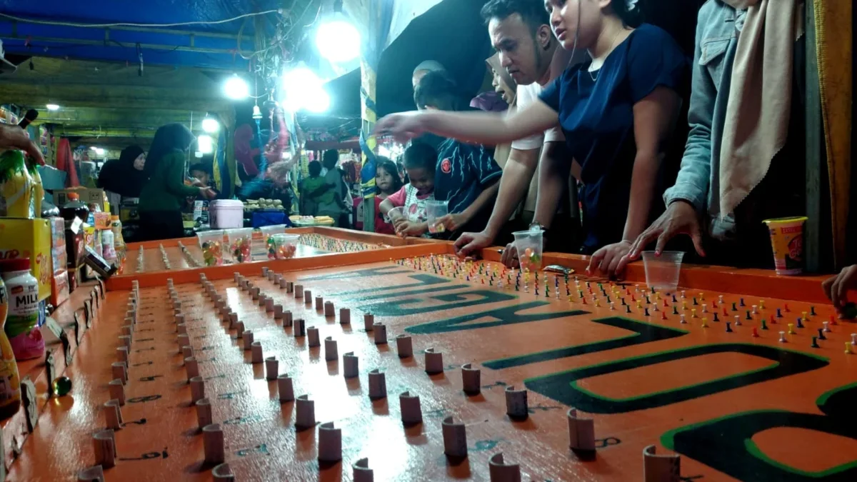 Permainan Bola Gila Diduga “Judi” di Pasar Malam Harjamukti Cirebon Kian Diminati Permainan Bola Gila di Pasar Malam Harjamukti, Kota Cirebon.