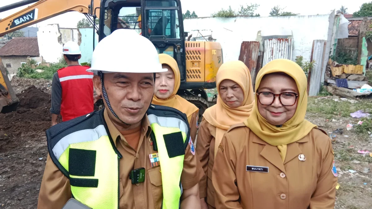 Wali Kota Cimahi, Ngatiyana bersama Kadinkes Cimahi, Mulyati usai Peresmian Pematang Labkesmas di jalan Sukimun, Baros. (Mong / Jabar Ekspres)