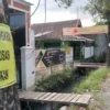 Proyek normalisasi drainase oleh DPUTR di wilayah Desa Rancaekekwetan, Kecamatan Rancaekek, Kabupaten Bandung mangkrak bahkan tak ada papan informasi dan tidak ada aktivitas pekerja. (Yanuar/Jabar Ekspres)