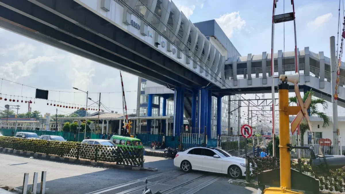 Lakukan Uji Coba, Skybridge Paledang Bogor Bakal Diaktifkan Mulai 18 Juni 2025 Ilustrasi: Suasana di kawasan Skybridge penghubung Stasiun Bogor dan Stasiun Paledang, Senin (16/6). (Yudha Prananda / Jabar Ekspres)