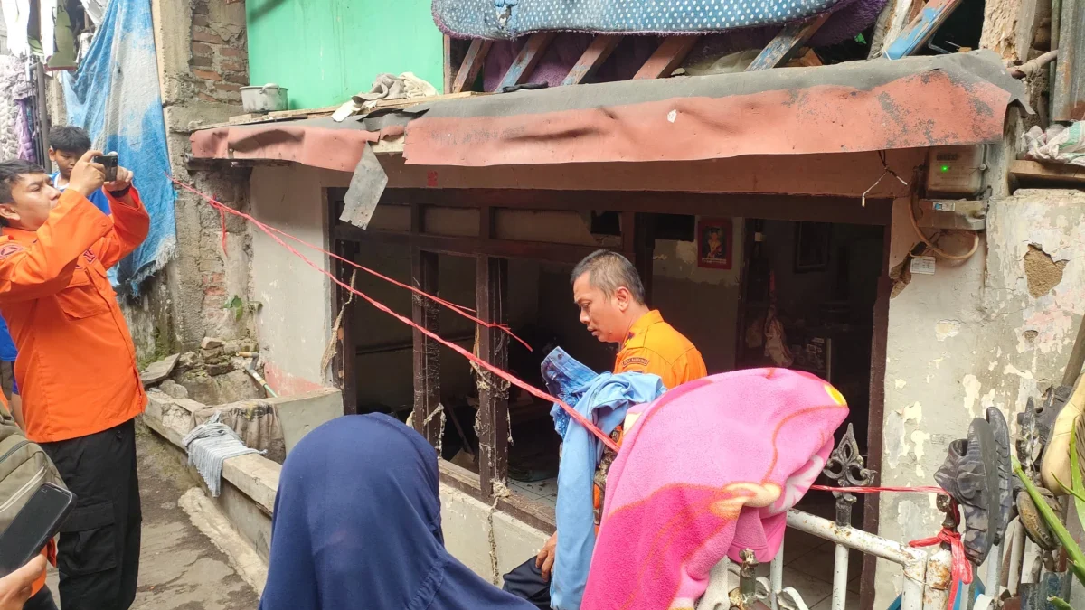 Dok. Sebuah rumah di Kecamatan Andir Kota Bandung rusak parah setelah terkena ledakan tabung gas 3 Kg. Senin (16/6). Foto: Sandi Nugraha / Jabar Ekspres.