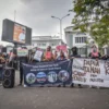 Puluhan massa yang tergabung dalam Aliansi Mahasiswa Papua dan Front Rakyat Anti Investasi dan Militerisme melakukan aksi demonstrasi di depan Gedung DPRD Jawa Barat, Kota Bandung, Senin (16/6). Foto: Dimas Rachmatsyah / Jabar Ekspres