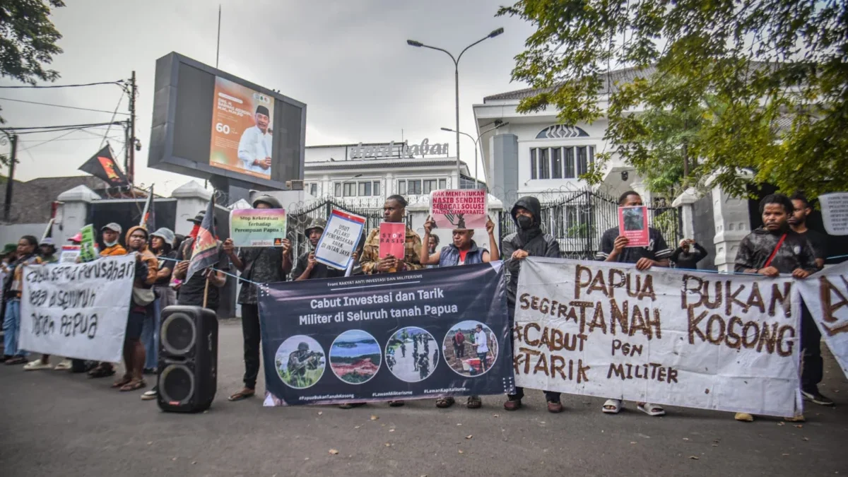 Puluhan massa yang tergabung dalam Aliansi Mahasiswa Papua dan Front Rakyat Anti Investasi dan Militerisme melakukan aksi demonstrasi di depan Gedung DPRD Jawa Barat, Kota Bandung, Senin (16/6). Foto: Dimas Rachmatsyah / Jabar Ekspres
