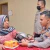 Petugas medis dari Polda Jabar memberikan layanan pemeriksaan kepada warga Cikole dalam rangka Hari Bhayangkara ke-79. Senin (16/6). Dok Jabar Ekspres/Suwitno