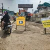 Pengendara melintasi proyek jalan layang (fly over) Nurtanio, di Jalan Garuda, Kota Bandung, Senin (16/6). Foto: Dimas Rachmatsyah / Jabar Ekspres