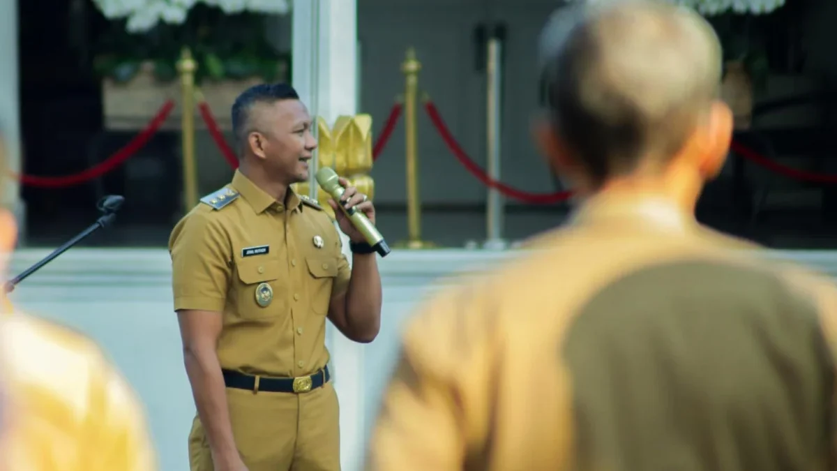 Wakil Wali Kota Bogor, Kenal Mutaqin saat memimpin apel di Plaza Balai Kota Bogor, Senin (16/6). (Yudha Prananda / Jabar Ekspres)
