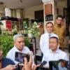 Wamendikdasmen, Fajar Rija Ul Haq (Kanan) dan Wali Kota Bandung, Muhammad Farhan (Kiri) saat ditanya awak media terkait dugaan jual beli kursi SPMB di Kota Bandung. (Sadam Husen / JE)