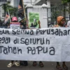 Puluhan massa yang tergabung dalam Aliansi Mahasiswa Papua dan Front Rakyat Anti Investasi dan Militerisme membawa spanduk dan poster tuntutan dalam aksi demonstrasi di depan Gedung DPRD Jawa Barat, Kota Bandung, Senin (16/6). Foto: Dimas Rachmatsyah / Jabar Ekspres