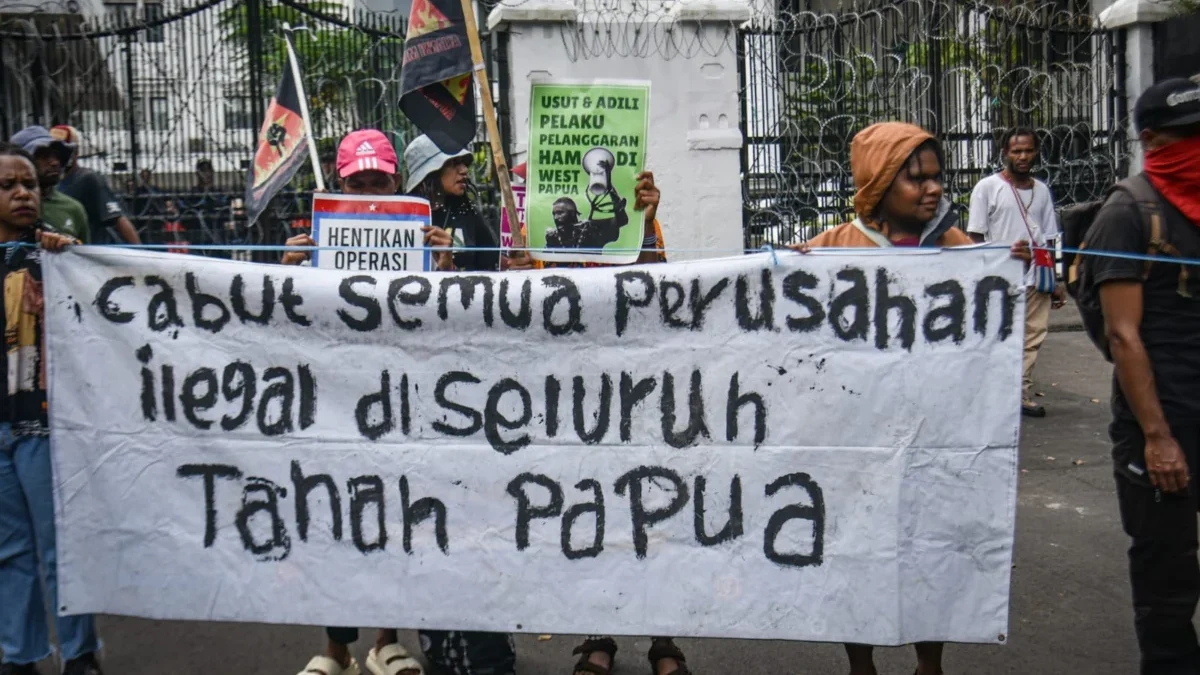 Puluhan massa yang tergabung dalam Aliansi Mahasiswa Papua dan Front Rakyat Anti Investasi dan Militerisme membawa spanduk dan poster tuntutan dalam aksi demonstrasi di depan Gedung DPRD Jawa Barat, Kota Bandung, Senin (16/6). Foto: Dimas Rachmatsyah / Jabar Ekspres