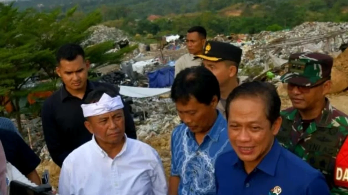 Sekda Herman saat berada di TPA Kopi Luhur Citebon beberapa hari lalu.